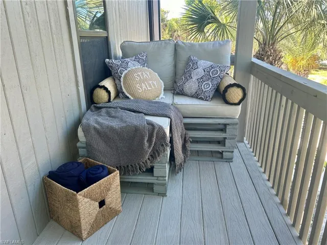 3rd Balcony / Reading Nook