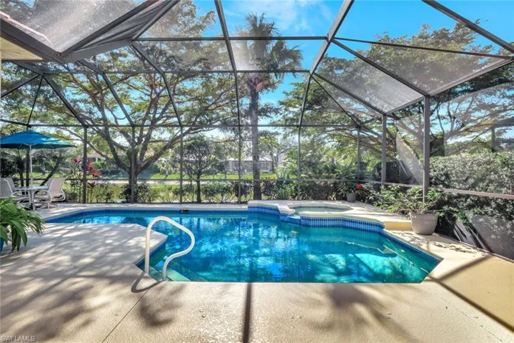 Picturesque Pool/Spa overlooking Lake