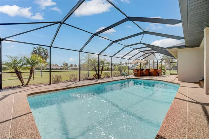 POOL/LANAI