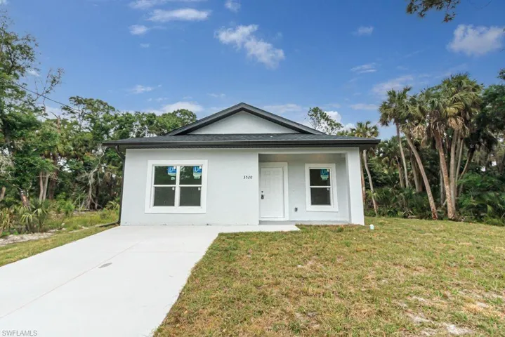 View of front of house featuring a front yard