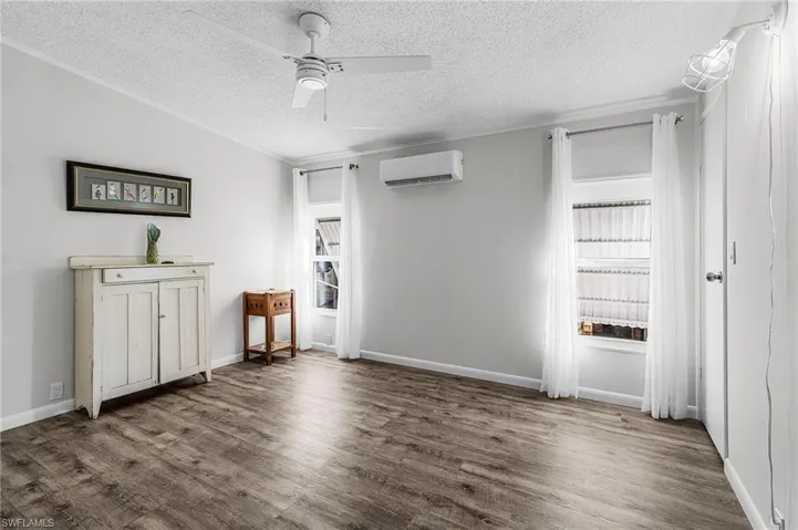 2nd bedroom w/walk in closet