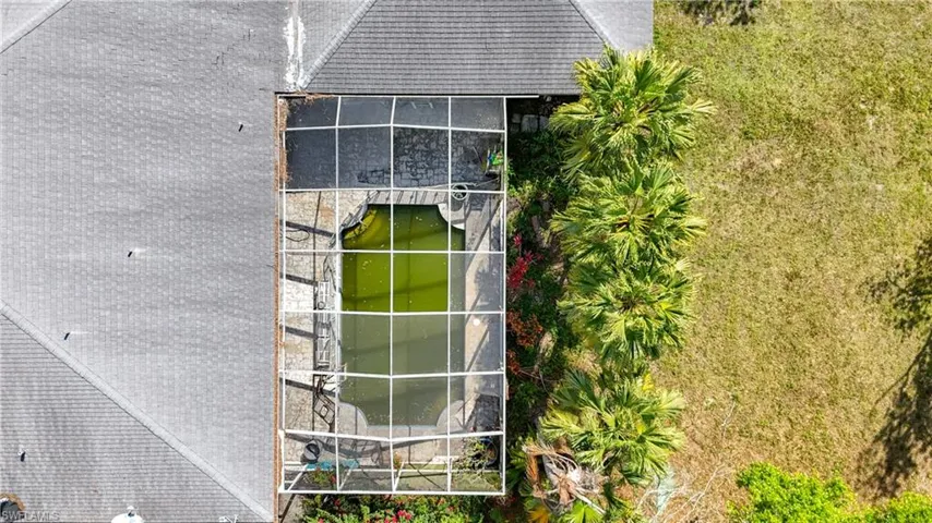 Birds eye view of property