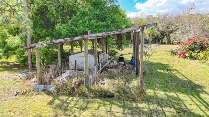 View of yard featuring an outbuilding