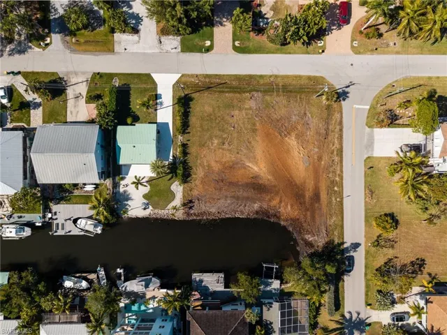 Aerial view of property and surrounding area with a large body of water