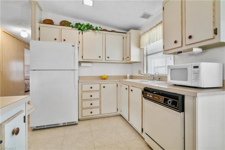 Bright and spacious kitchen