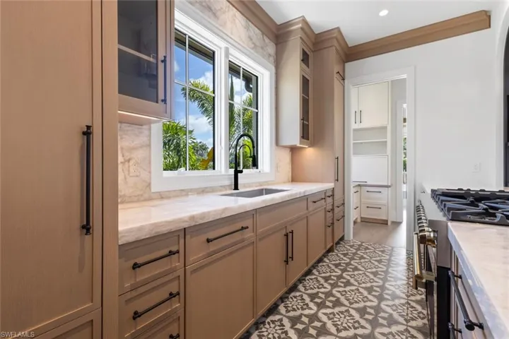 1707  3rd S ST, Naples, FL 34102