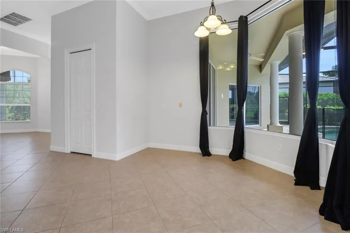 Light & bright breakfast room