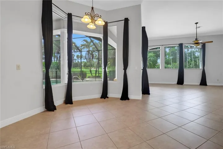 Cheery breakfast room with bay window area