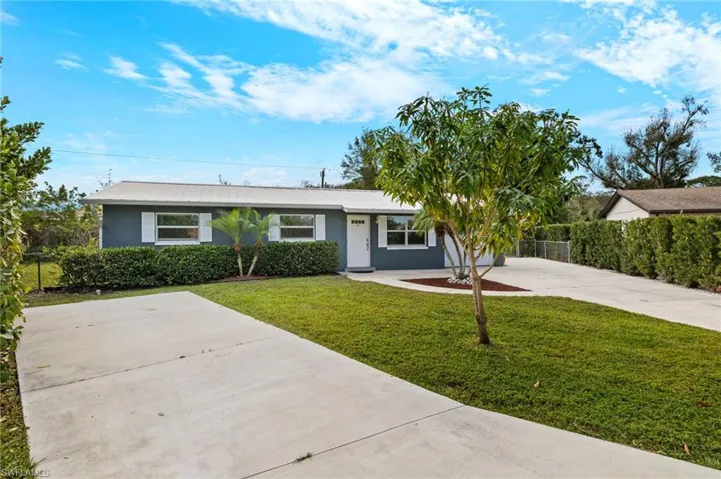 View of front of home featuring a front yard