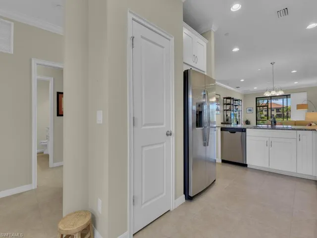 Kitchen w/ Pantry