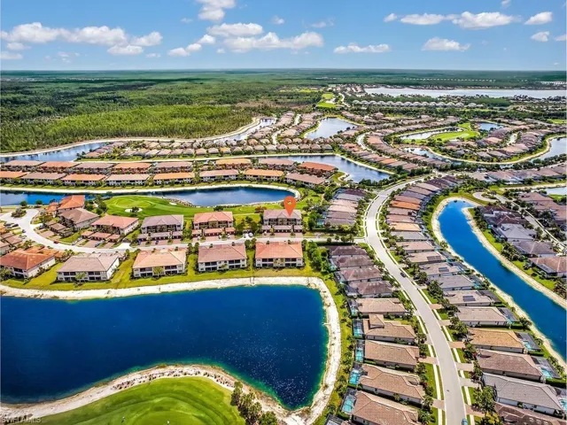 Country Club Setting w/ beautiful golf course & lakeviews