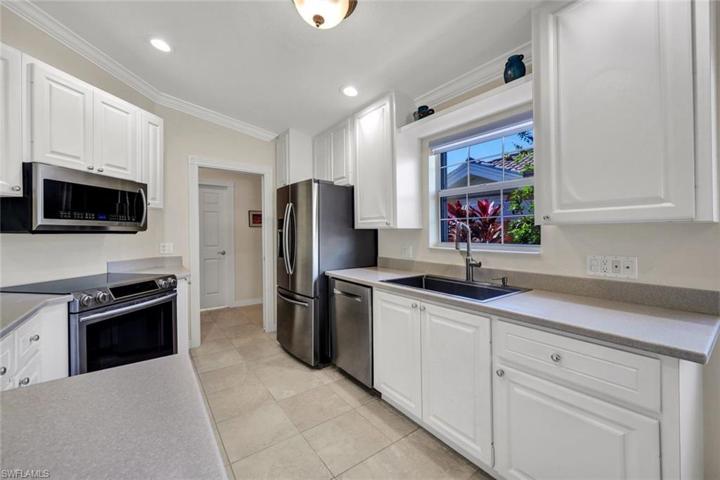 Large Sink and stylish Faucet