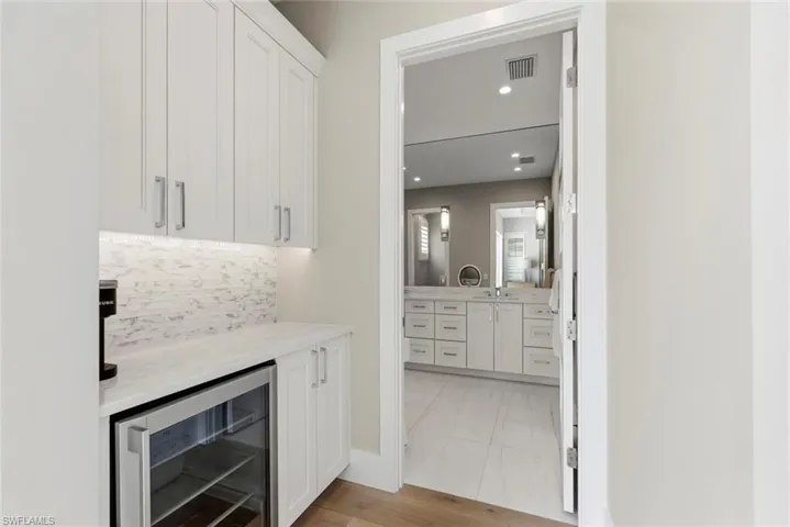 888 10th Ave S, Naples, Florida 34102