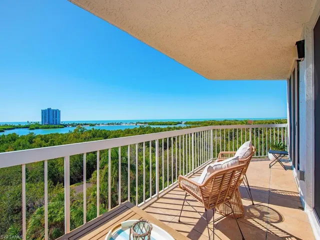 Large balcony with stunning views!
