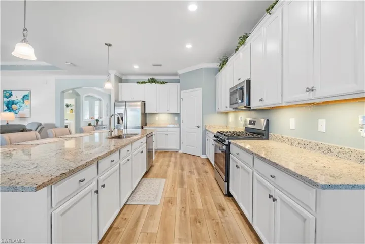Kitchen w/granite countertops.