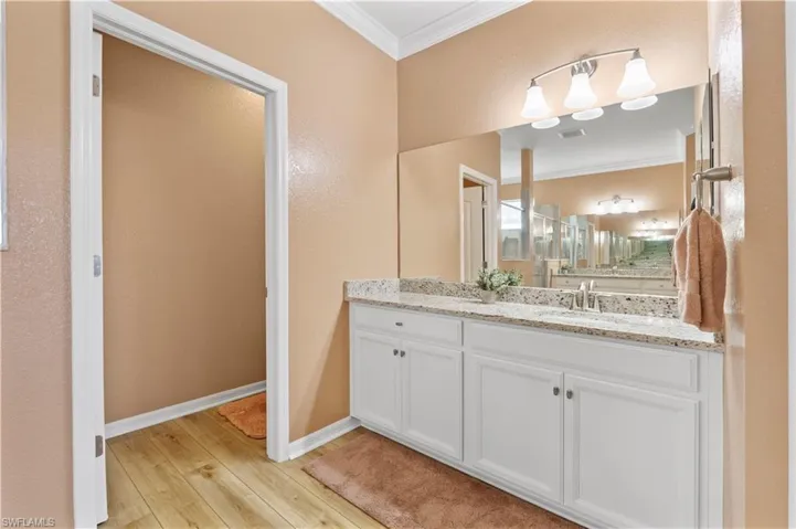 Primary bath w/water closet