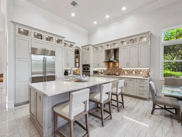 Eat-in, open chef's Kitchen