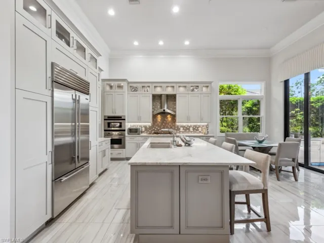 Eat-in, open chef's Kitchen