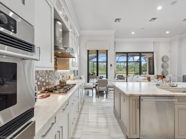 Eat-in, open chef's Kitchen