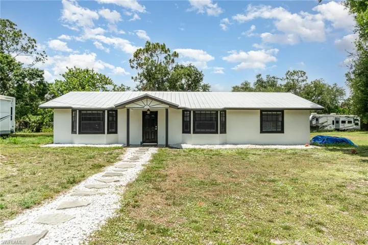 Ranch-style house featuring a front yard