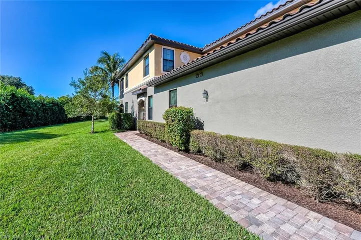 9512 Napoli Ln 101, Naples, Florida 34113