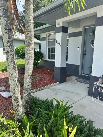 Entrance to property featuring a porch and stucco siding