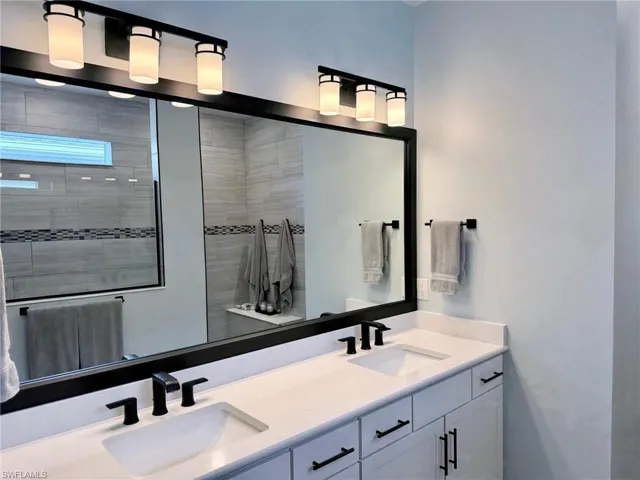 On suite Master Bedroom Bathroom