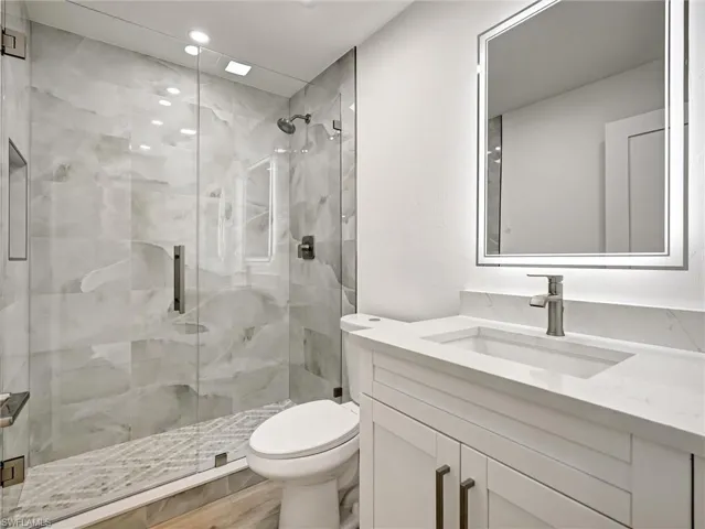 16  Kings  RD, Naples, FL 34112