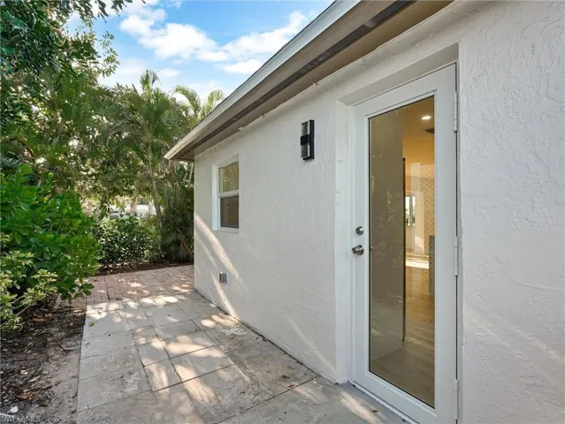 16  Kings  RD, Naples, FL 34112