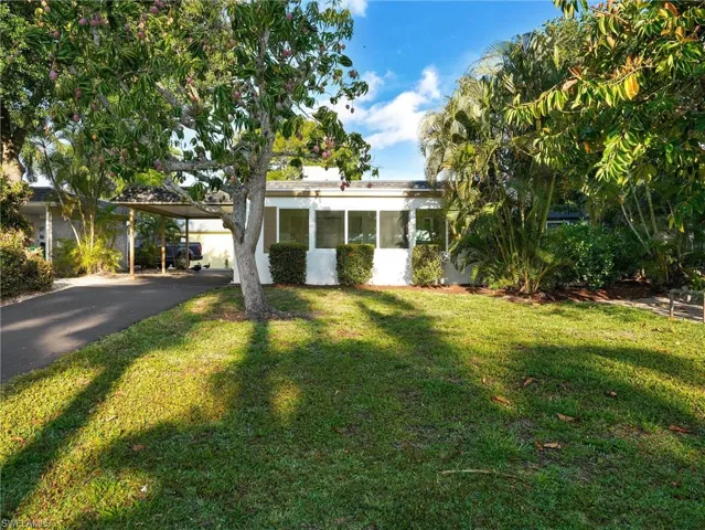16  Kings  RD, Naples, FL 34112