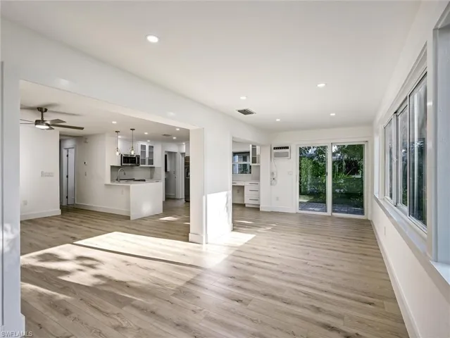 16  Kings  RD, Naples, FL 34112