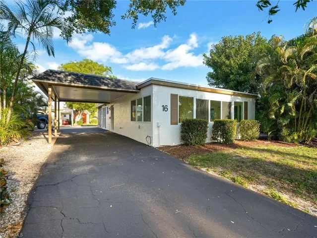 16  Kings  RD, Naples, FL 34112