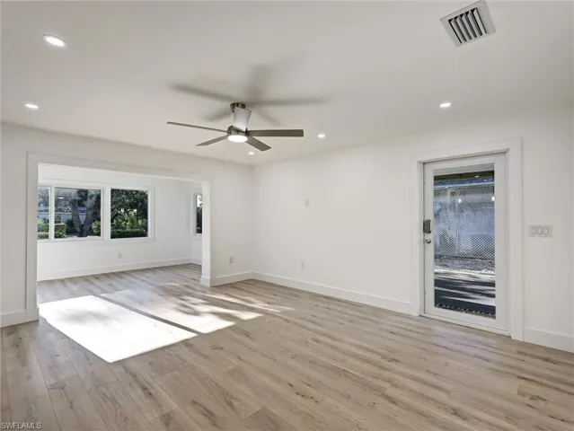 16  Kings  RD, Naples, FL 34112