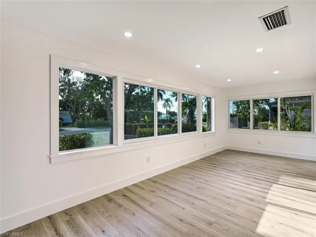16  Kings  RD, Naples, FL 34112