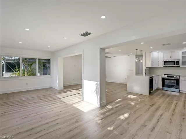 16  Kings  RD, Naples, FL 34112