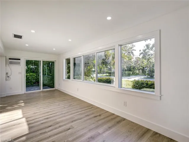 16  Kings  RD, Naples, FL 34112