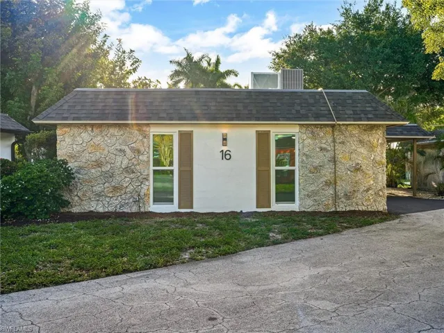16  Kings  RD, Naples, FL 34112
