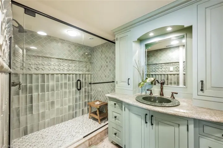 En-suite guest bathroom