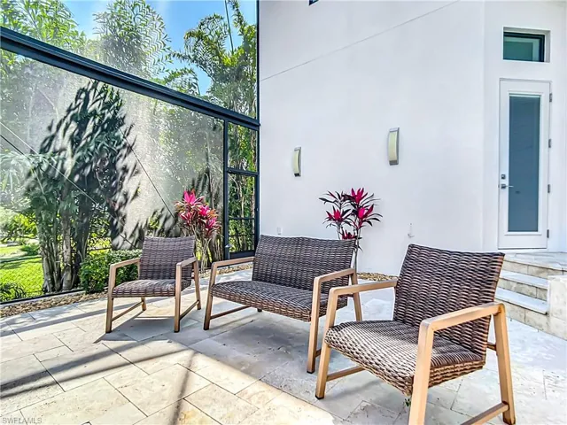 Extra seating near pool bath