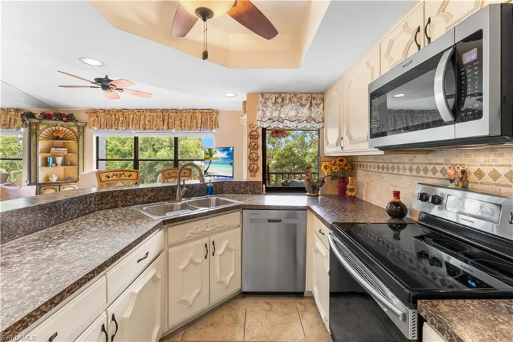 Stainless Steel appliances, Tumbled marble backsplash. Tray Ceiling.