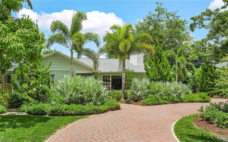 View of front of property featuring curved driveway