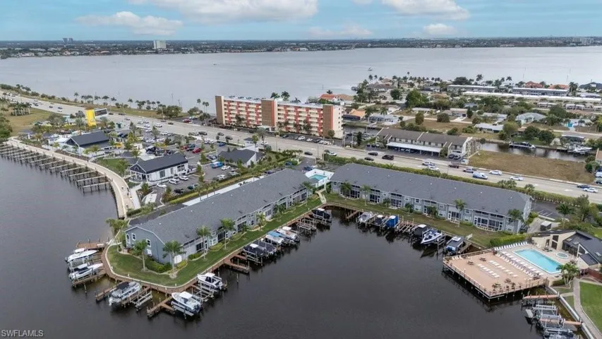 Bird's eye view of apartment complex / building