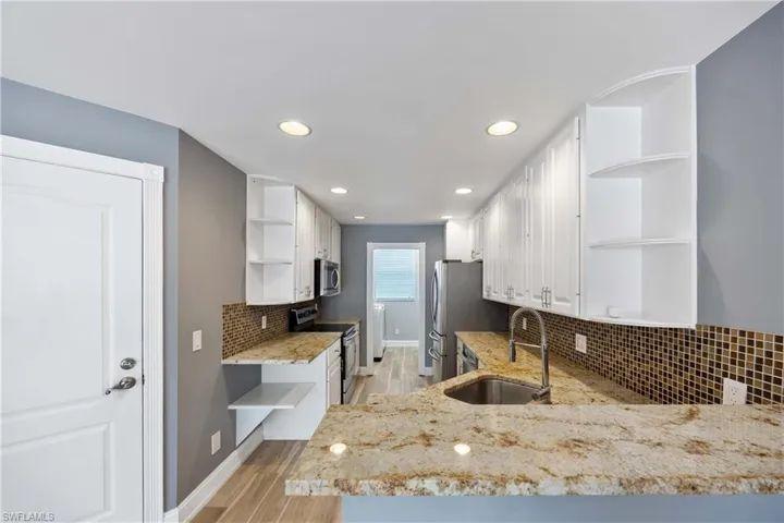 5831  Cove  CIR, Naples, FL 34119