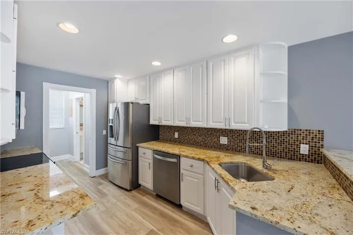 5831  Cove  CIR, Naples, FL 34119