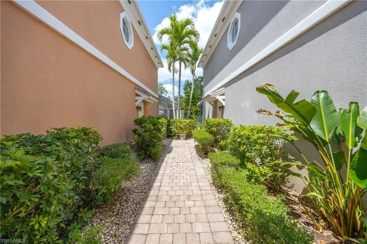 5831  Cove  CIR, Naples, FL 34119