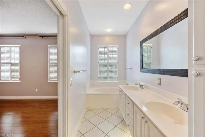 5831  Cove  CIR, Naples, FL 34119