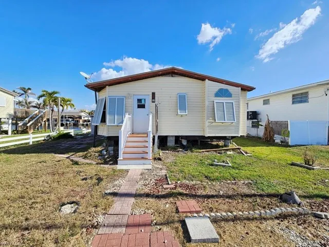 View of front of home featuring a front lawn