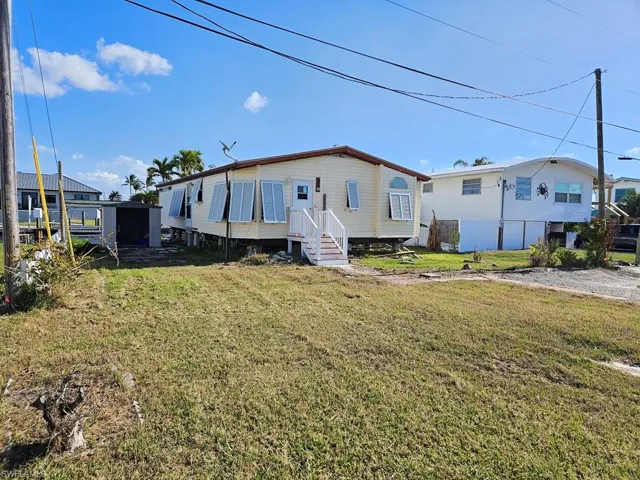 View of front facade featuring a front lawn