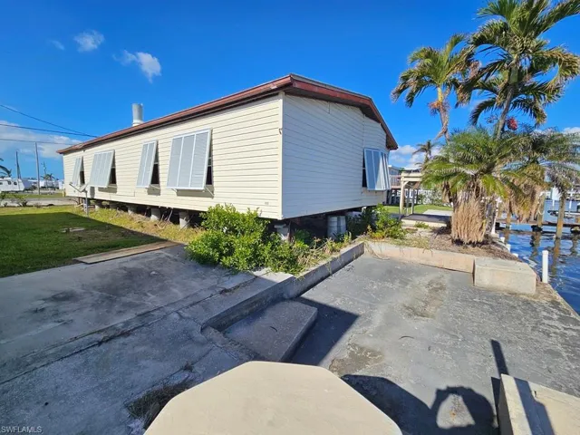 View of home's exterior
