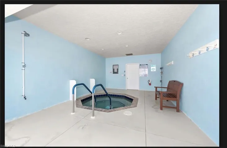 Community spa jacuzzi